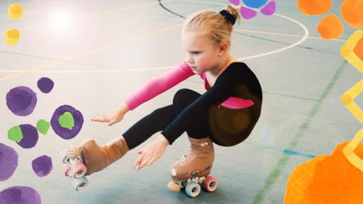 Die sechsjährige Alexandra macht Rollkunstlauf. Sie hat einen Trainingsanzug und ihre Rollschuhe an. In einer Turnhalle trainiert sie konzentriert für die bevorstehende Meisterschaft. Bei ihrer Übung muss sie in die Hocke und ein Bein nach vorne strecken.