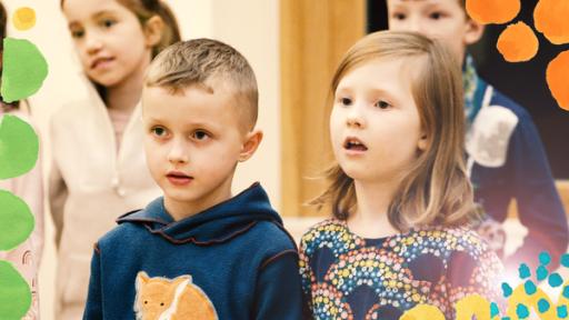 Der sechsjährige Philipp singt mit anderen Kindern im Chor.