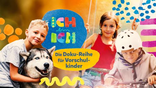 Drei fröhliche Kinder. Einer fährt Fahhrad, einer hält einen Husky. 