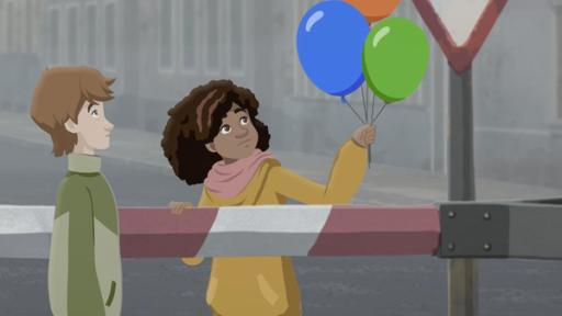 Durch eine heruntergelassene Schranke getrennt, stehen sich Paul und Millie gegenüber. Millie hält drei farbige Ballon in einer Hand. Beide blicken sehnsüchtig auf die Ballons. Im Hintergrund ist eine graue Straßenschlucht zu sehen.