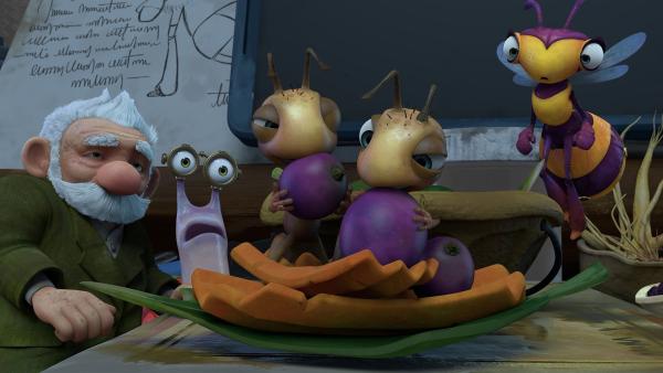 Die Ameisen-Babys stürzen sich auf das Essen. Gramps, Syd und Willow sind schockiert. | Rechte: KiKA/One Animation PTE LTD.