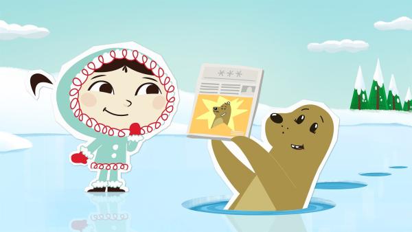 Seehund Sascha zeigt Inui das Titelbild einer Zeitung, auf dem sein Cousin für einen Weltrekord gefeiert wird. Sascha möchte auch eine besondere Bestleistung aufstellen – und zwar die, als erster Seehund mit einem Sprung über zehn Eislöcher gesprungen zu sein. | Rechte: ZDF und JEP-Animation GmbH