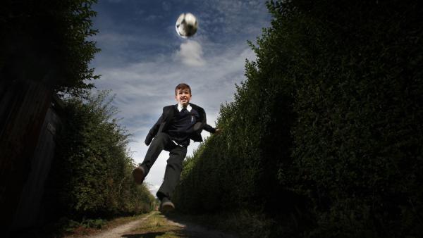 Jamie Johnson (Louis Dunn) träumt den Traum vom Fußball-Glück. | Rechte: WDR/Short Form (JJI) Ltd