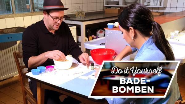 Endlich-Freitag-Video: DIY Badebomben | Rechte: KiKA / Sabine Krätzschmar