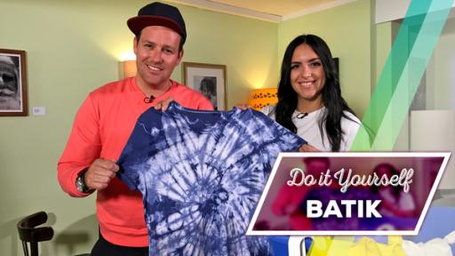 Jess und Ben und ein T-Shirt in Batik-Optik