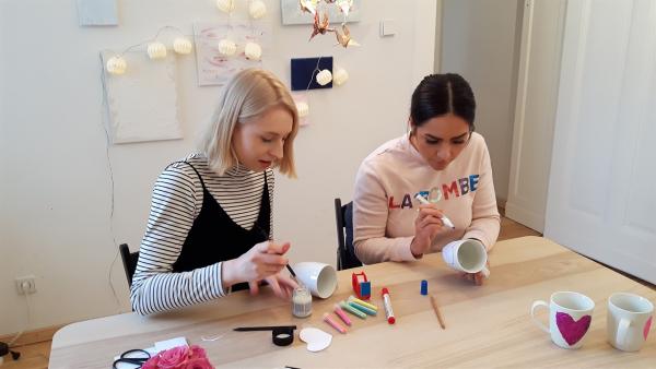 DIY-Bloggerin Caro und Jess basteln heute tolle Geschenke. Sie verzieren eine Tasse, machen Trinkschokolade selbst und basteln dafür passende Untersetzer. | Rechte: KiKA/Grit Häfer