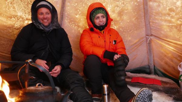Ben und Jess können sich im Zelt bei einem warmen Getränk erstmal wieder aufwärmen. | Rechte: KiKA/Stefanie Jung