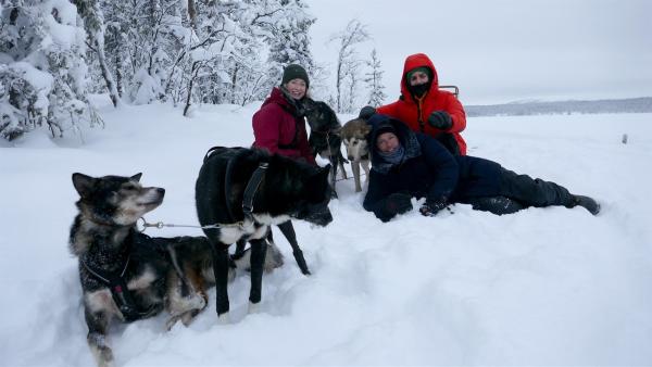 Julia (links) führt Ben und Jess mit den Schlittenhundegespannen durch den Schnee Lapplands. | Rechte: KiKA/Stefanie Jung