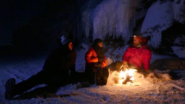 Am Abend zeigt Tim (rechts) Ben und Jess noch ein gewaltiges Naturschauspiel - Polarlichter. | Rechte: KiKA/Stefanie Jung