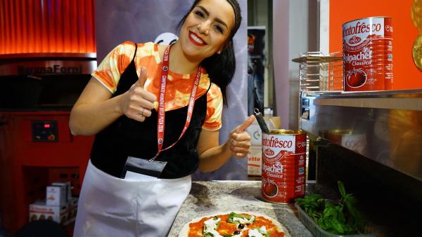 Jess versucht sich auch selbst beim Pizzabacken. | Rechte: KiKA/Franziska Gruber