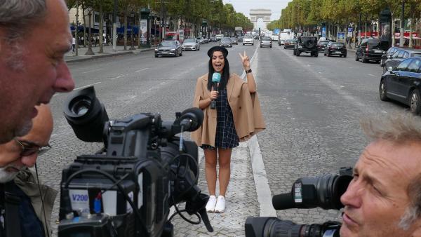 Jess auf der Champs Elysees: Sie ist nach Paris gereist, um die Drehorte zur neuen Serie "Find me in Paris" kennzulernen. | Rechte: KiKA/Stefanie Jung