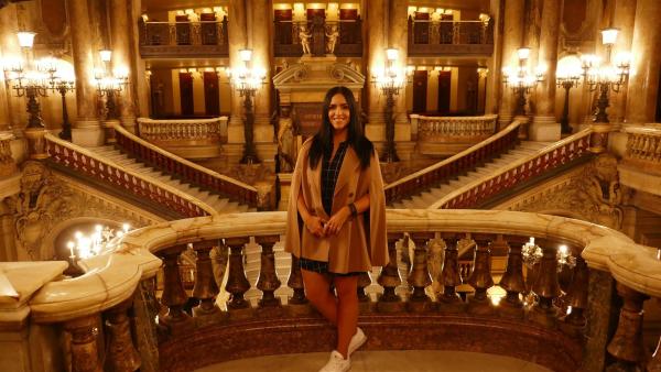 Jess in der berühmten Opéra Garnier | Rechte: KiKA/Stefanie Jung