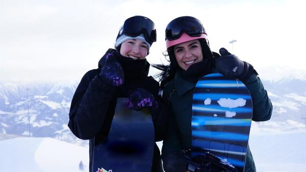 Jess trifft Leilani Eittel, die ihr einen Snowboardkurs gibt. | Rechte: KiKA/Franziska Gruber