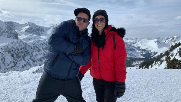 Ben und Jess testen bei den Winterfunsport-Battles, wie man am Besten den Berg hinunter kommt. | Rechte: KiKA/Torben Hagenau