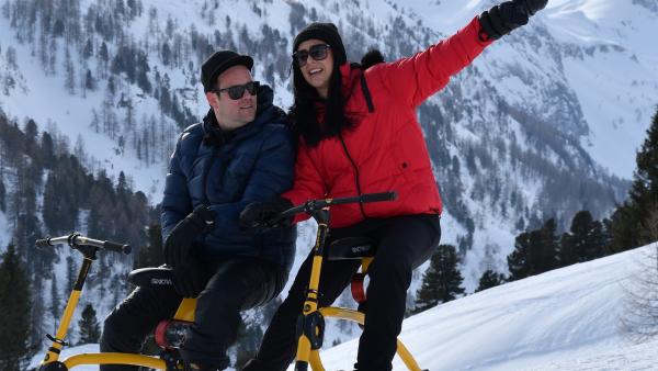 Jess und Ben testen Snowbikes. | Rechte: KiKA/Torben Hagenau