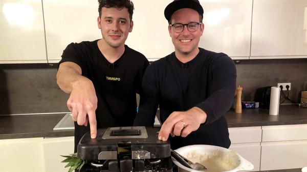 Ben experimentiert mit CrispyRob, dem YouTuber des geschmolzenen Käses und der frittierten Lebensmittel, in der Küche. | Rechte: KiKA/Eva Knäusl