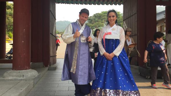 Ben und Jess haben sich in traditionelle südkoreanische Gewänder gekleidet. | Rechte: KiKA/Stefanie Jung