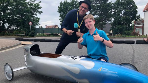 Ben besucht den 14-jährigen Max, der mit seiner Seifenkiste bei einer Deutschen Meisterschaft teilnehmen möchte. | Rechte: KiKA/Björn Pollok