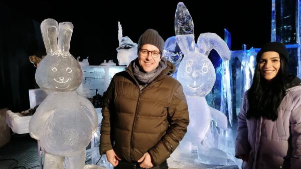 Jess und Ben wollen Eisskulpturen erschaffen. Mitten in der Kälte der Eiswelt Dresden werden sie zu Künstlern. Umgeben von Kunstwerken von 25 Bildhauern aus der ganzen Welt, stellen Jess und Ben ihr Können unter Beweis. | Rechte: KiKA/Grit Häfer