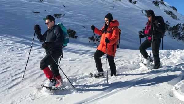 Ben und Jess sind mit Bergführerin Susanne im Schnee unterwegs. | Rechte: KiKA/Sabine Krätzschmar
