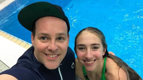 Celine liebt ihr Hobby Wasserspringen. Ben trifft die 14-Jährige bei ihrem Training. | Rechte: KiKA/Filip Felix