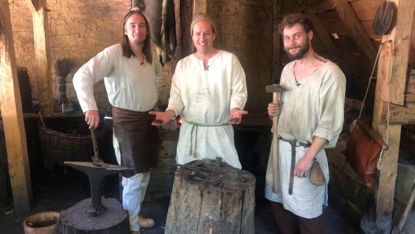 Ben mit den Handwerkern in einer alten Werkstatt | Rechte: KiKA LIVE/Jessica Lange