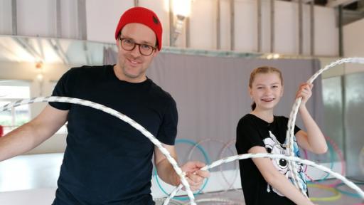 Ben und Lara beim Hula Hoop