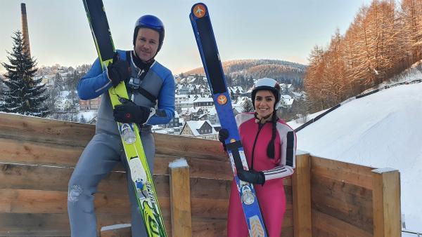 Jess und Ben stellen sich einer nicht ganz ungefährlichen Challenge: Sie wollen Skiadler werden und eine richtige Skisprungschanze bezwingen! | Rechte: KiKA/Stefanie Jung