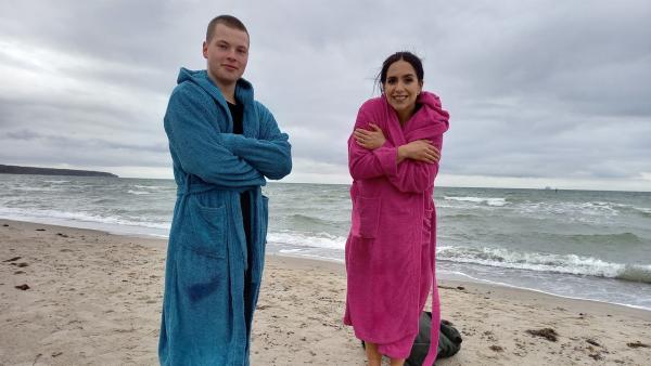 Gabriel nimmt Jess mit zum Baden in der eiskalten Ostsee in Warnemünde. | Rechte: KiKA/Anna Leistner