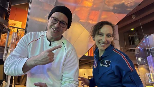 Ben trifft Astronautin Suzanna Randall nach dem Höhlen- und Isolationstraining in München. | Rechte: KiKA/RozhyarZolfaghari