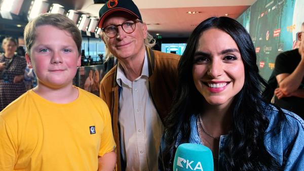 Jess trifft sich zur Premiere des Film „Catweazle“ mit den Hauptdarstellern Julius Weckauf und Otto Waalkes zum gemeinsamen Kinobesuch. | Rechte: KiKA/Torben Hagenau