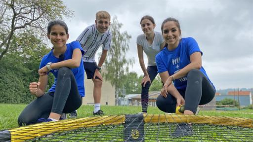 Roundnet kann nahezu überall gespielt werden und trendet vor allem in Freizeitanlagen und Parks. Jess (rechts) testet zusammen mit Sarah (links) ihr Roundnet-Talent.