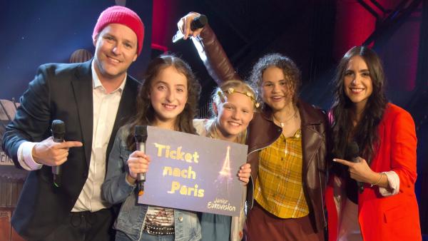 Pauline (2.v.l.) hat den Vorentscheid gewonnen und fährt zum Junior Eurovision Songcontest 2021 nach Paris. Mit ihr freuen sich Marta (3.v.l.) und Emilie (4.v.l.) und Ben und Jess. | Rechte: KiKA/Jörg Kowalski