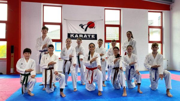 Jess mit dem Karate-Nachwuchs aus Erfurt | Rechte: KiKA/Nicolette Maurer