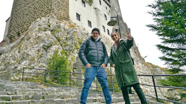 Jess und Ben im "Dracula"-Schloss Bran | Rechte: KiKA/Stefanie Jung