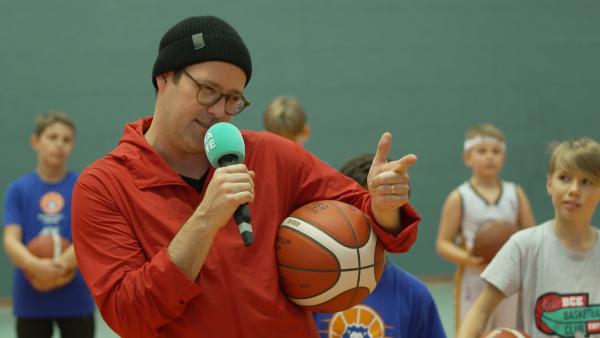 Ben besucht das Basketballcamp der Löwen in Erfurt. Er zockt mit den Jungs und Mädels und quatscht mit ihnen über die Themen Freundschaft und Mobbing. | Rechte: KiKA