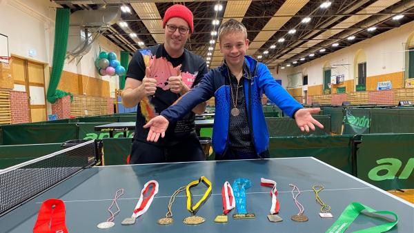 Ben begleitet Justin zu einem Special Olympics-Spiel und lässt sich von ihm die Welt des Para Tischtennis zeigen. | Rechte: KiKA/Nicolette Maurer