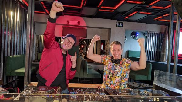 Ben trifft den Star-DJ Frans Zimmer in einem Berliner Club und bekommt einen Anfängerkurs am DJ-Pult. | Rechte: KiKA/Stephanie Paersch