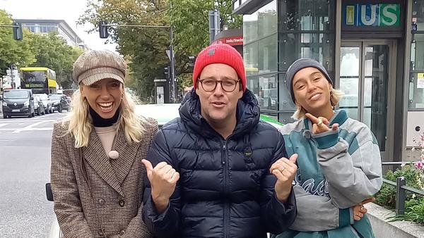 Ben trifft Lisa und Lena bei den Dreharbeiten zu „TickTack Zeitreise mit Lisa & Lena“ in Berlin. | Rechte: KiKA/Anna Leistner