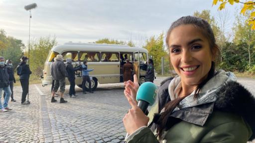 Jess bei den Dreharbeiten zu "Schloss Einstein". Der Bus der Theatergruppe ist gerade vorgefahren...