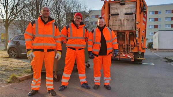 Ben ist mit seinen Kollegen von der Stadtreinigung in Leipzig unterwegs und muss schwere Tonnen leeren. | Rechte: KiKA/Stefanie Jung