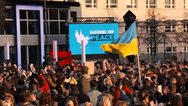 Zahlreiche Musikerinnen und Musiker sind beim Friedenskonzert "Sound of Peace" in Berlin dabei. | Rechte: KiKA