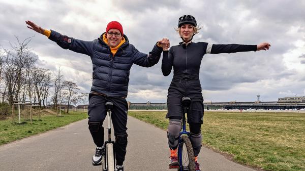 Ben fährt Einrad mit Jana Tenambergen. | Rechte: KiKA/Stephanie Paersch