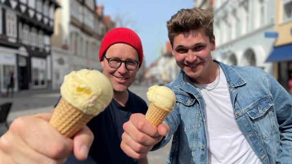 Deutschpop-Newcomer  Julius Faehndrich veröffentlicht seine neue Single „Hoffnung“ und Ben trifft ihn in seiner Heimatstadt Hameln, wo sogar eine Eissorte nach ihm benannt wurde. | Rechte: KiKA/Rozhyar Zolfaghari