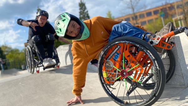 Amos ist der beste deutsche Rollstuhlskater in seiner Altersklasse. Er zeigt Ben im Skatepark Basics und Tricks im Sportrollstuhl. | Rechte: KiKA/Sabine Kraetzschmar
