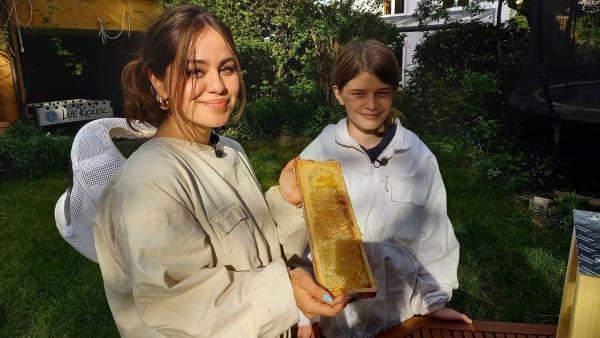Von Jonte erfährt Sarah viel über Bienen und seine Aktion "Naturschutz2go". | Rechte: KiKA/Anna Leistner