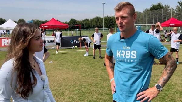 Sarah trifft Toni Kroos in seiner Trainings-Academy. | Rechte: KiKA/Alex Huth