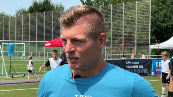 Fußballer Toni Kroos traininert Mädchen und Jungen in seiner Trainings-Academy. | Rechte: KiKA/Alex Huth