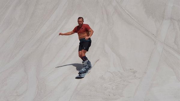Ben möchte eine 200 Meter lange Abfahrt auf Sand meistern – auf Skiern. Europameister Johannes zeigt ihm, wie er den Berg möglichst elegant runterkommt. | Rechte: KiKA/Stefanie Jung