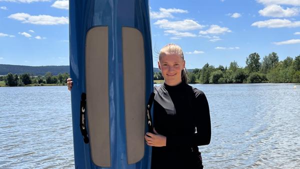 Freiwasser-Expertin Lina coacht die Teams im Schwimmen, auf dem Rettungsboard und auf dem Rettungsski. | Rechte: KiKA/Nina von Kettler